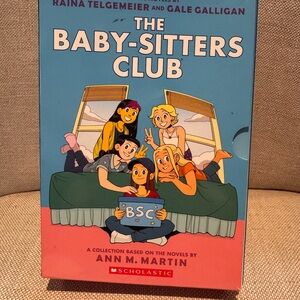 Scholastic The Baby-Sitters Club Graphic Novel Boxed Set 1-7 Blue and Green